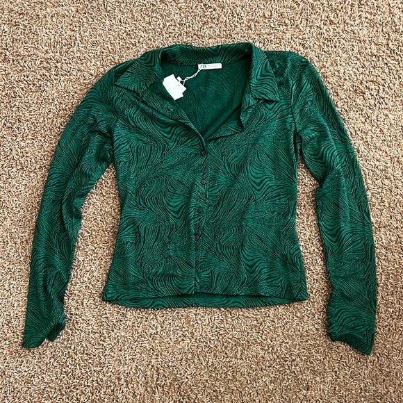 Green animal print collared long sleeve - Picture 1 of 3